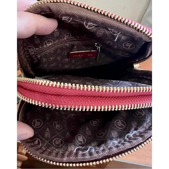 London Fog Red Textured Sling Bag - Picture 4 of 6